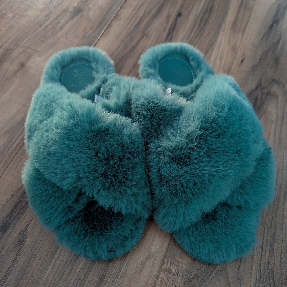 Women's Stars Above fuzzy slipper sandals in a size 5/6. Teal/aqua slippers.